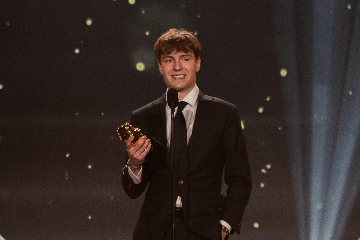 Clix holding his Best Battle Royale Streamer award on stage