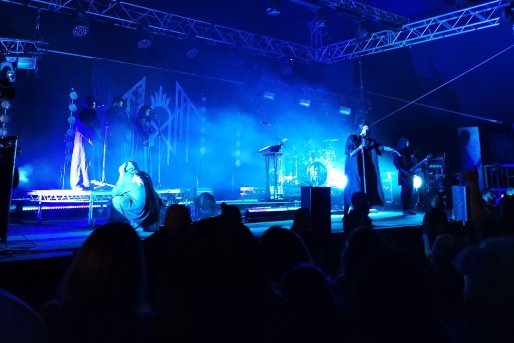 Vessel's Live Performances and Stage Presence
